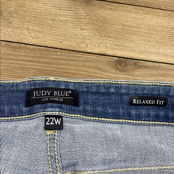 Judy Blue Relaxed Fit Distressed Jeans - Picture 4 of 5